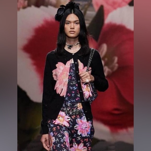 CHANEL SS24 Black Sequin Logo Cardigan with Pink Floral Design - Picture 4 of 6